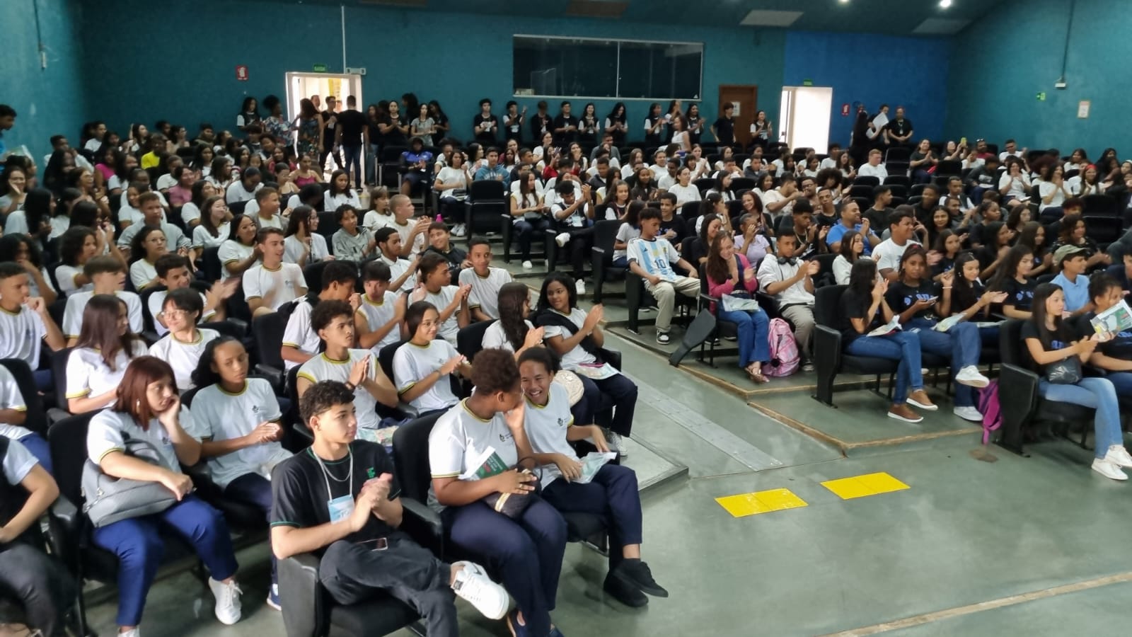 Teatro lotado na recepção dos estudantes do Conhecendo o IFG 2023